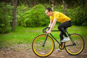 retrato de un joven moviéndose en bicicleta. foto