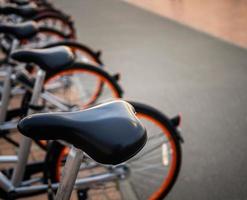 alquiler de bicicletas en la calle principal de la ciudad. sistema de bicicletas compartidas. foto