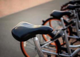 alquiler de bicicletas en la calle principal de la ciudad. sistema de bicicletas compartidas. foto