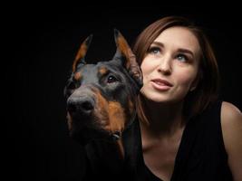 retrato de un perro doberman con una chica dueña. foto