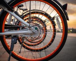 alquiler de bicicletas en la calle principal de la ciudad. sistema de bicicletas compartidas. foto