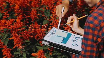 selektiv fokusering. arkitektteam planerar design tillämpa förnybar energi eller solenergi på arkitektonisk byggnad modell med virtuell verklighet teknologi hologram. alternativ grön energi i framtida koncept. video