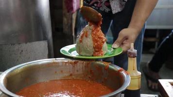 salsa de tomate picante de albóndigas de video de archivo