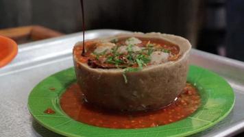 voorraad video gehaktbal pittig tomaat saus