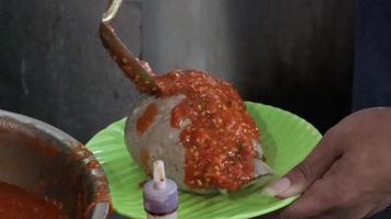 stock video köttbulle kryddad tomat sås