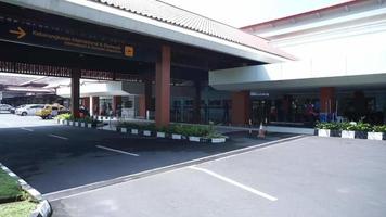 boyolali, java central, indonésie - 21 avril 2021 - aéroport international adi soemarmo video