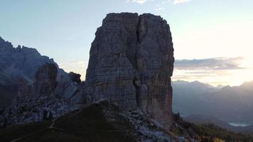 cinque Torri of vijf torens berg pieken in Italiaans dolomieten in de buurt cortina d'ampezzo, antenne visie, Italië video