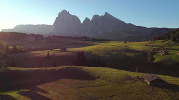 seiser alm Seiser Alm im Sommer in den italienischen Dolomiten, Südtirol, Trentino, Südtirol, Italien, Langkofel und Langkofel video