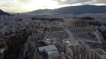 acrópole e templo do partenon em vista aérea de atenas, grécia video