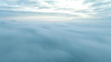 über den stürmischen Wolken fliegen. Antenne Nahaufnahme Wolkenansicht. Zeitrafferansicht des bewölkten Himmels. video