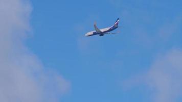 novosibirsk, russie 28 mars 2020 - aeroflot boeing 737 vq bwc s'approchant de novosibirsk avant d'atterrir à l'aéroport de tolmachevo video