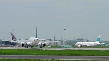 almaty, cazaquistão, 4 de maio de 2019 - air astana airbus a320 p4 vas taxiando antes da partida, aeroporto internacional de almaty, cazaquistão video