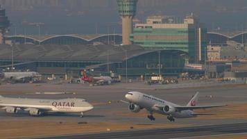 hong Kong november 10, 2019 - Japan luchtvaartmaatschappijen boeing 777 ja706j vertrek van hong Kong video