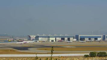 hong kong 09 de noviembre de 2019 - lapso de tiempo del aeropuerto internacional de hong kong chek lap kok, vista desde la isla de lantau video