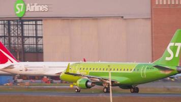 nowosibirsk, russische föderation 10. juni 2020 - embraer e170std, vq byh von s7 airlines taxis entlang der landebahn nach der landung am internationalen flughafen tolmachevo, nowosibirsk. landen und bremsen video