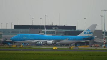 amsterdam, de nederländerna juli 26, 2017 - klm kunglig dutch flygbolag boeing 747 ph bft taxning efter landning. shiphol hamnplats, amsterdam, holland video