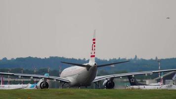 dusseldorf, allemagne 23 juillet 2017 - vue arrière, airbus a330 de turkish airlines livrée rétro roulage à l'aéroport de dusseldorf. concept de tourisme et d'aviation video