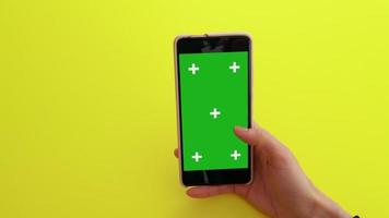 scorrimento gesto su smartphone con verde modello schermo croma chiave video