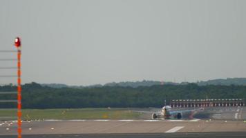 el avión a reacción acelera y gira al atardecer. aeropuerto de düsseldorf video