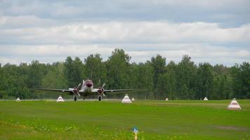 novosibirsk, ryska federation augusti 5, 2018 - douglas dc 3 årgång flygplan accelerera innan ta av från grön gräs- flygfält video