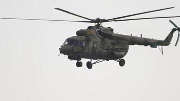 novosibirsk, federación rusa 17 de junio de 2020 - helicóptero militar mil mi 8 amt rf 95597 aterrizando en la pista. aeropuerto de tolmachevo, novosibirsk video