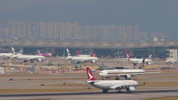 hong kong novembre 10, 2019 - catay Drago airbus a330 B hlk accelerare prima partenza a partire dal chek giro kok internazionale aeroporto, hong kong,. video