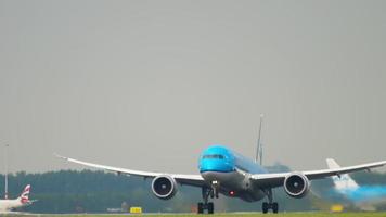 amsterdam, de nederländerna juli 25, 2017 - klm boeing 787 dreamliner ph bhi tar av från bana 36l polderbaan. shiphol flygplats, amsterdam, holland video