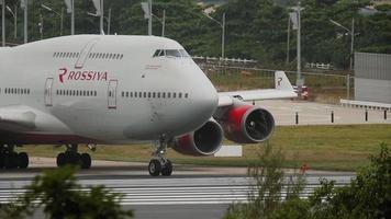 Phuket, Thaïlande 1 décembre 2016 - Boeing 747 de la compagnie aérienne Rossiya se prépare à décoller à l'aéroport international de Phuket hkt. départ de l'énorme jumbo jet, concept de tourisme et de voyage video