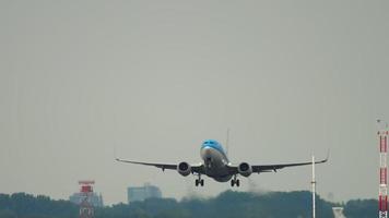 amsterdam, de nederländerna juli 27, 2017 - boeing 737 klm kunglig dutch flygbolag indragning landning redskap efter ta av från shiphol flygplats, amsterdam, holland video