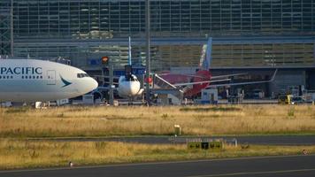 frankfurt am main, alemanha 21 de julho de 2017 - boeing 777 cathay pacific, taxiando após o pouso. fraport, frankfurt, alemanha video