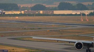 frankfurt am main, alemania 17 de julio de 2017 - qatar airways boeing 777 rodando después del aterrizaje y china airlines boeing 777 aterrizando en la pista 07l. fraport, frankfurt, alemania video