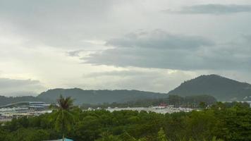 phuket, thailand 14. november 2019 - panoramischer zeitraffer internationaler flughafen phuket und seine umgebung. video