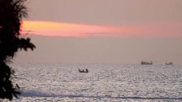 zonsondergang over oceaanlandschap met jetski, karon beach, phuket, thailand video