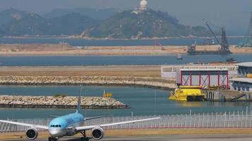 hong kong novembre 07, 2019 - coreano aria boeing 787 sognatore rullaggio per il pista di decollo. chek giro kok internazionale aeroporto, hong kong. Drago aria è atterraggio nel il sfondo. video