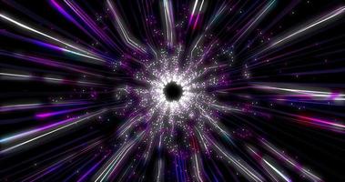 Wunderschöner abstrakter violetter Tunnel aus futuristischen digitalen Streifen und Linien, die vor heller magischer Energie auf schwarzem Hintergrund leuchten. abstrakter Hintergrund. Bildschirmschoner, Video in hoher Qualität 4k