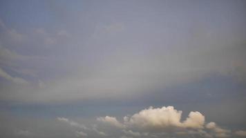 video de imágenes de lapso de tiempo de nubes en el cielo colorido cambiando su forma dinámicamente, belleza de la naturaleza