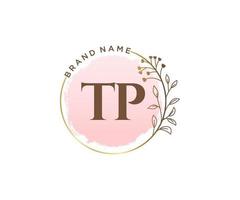 logotipo femenino inicial tp. utilizable para logotipos de naturaleza, salón, spa, cosmética y belleza. elemento de plantilla de diseño de logotipo de vector plano.