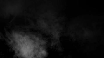 grå rök på en svart bakgrund video