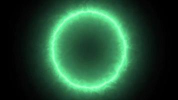 ein großer leuchtend grüner Ring in einem Nebel auf schwarzem Hintergrund video