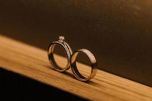 presentación de detalle de anillo de bodas de oro hermosa pareja. foto