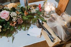 un hermoso ramo de flores tomado de la vista superior dispuesto sobre la mesa, para una cena romántica o una boda. foto