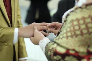 intercambio de anillos de boda en el momento sagrado en la ceremonia de boda antes de que se conviertan en marido y mujer. foto