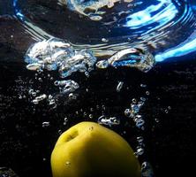 manzana en agua foto