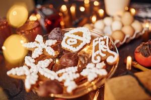 vista de cerca de las deliciosas galletas navideñas que están sobre la mesa foto