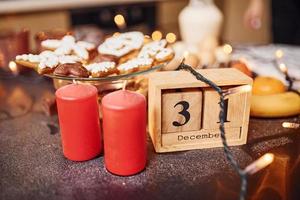 vista de cerca de las deliciosas galletas navideñas que están sobre la mesa foto