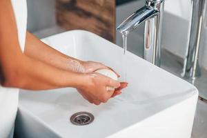 vista de cerca de la mujer que se lava las manos con jabón foto