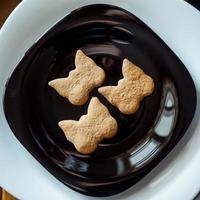 Pile of cookies on a black plate photo