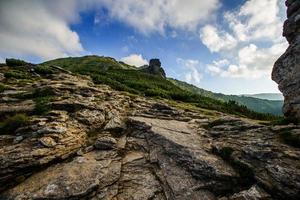 paisaje de verano en las montañas foto