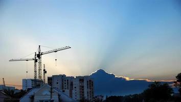 amanecer sobre la ciudad foto