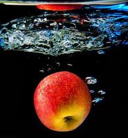 manzana en agua foto